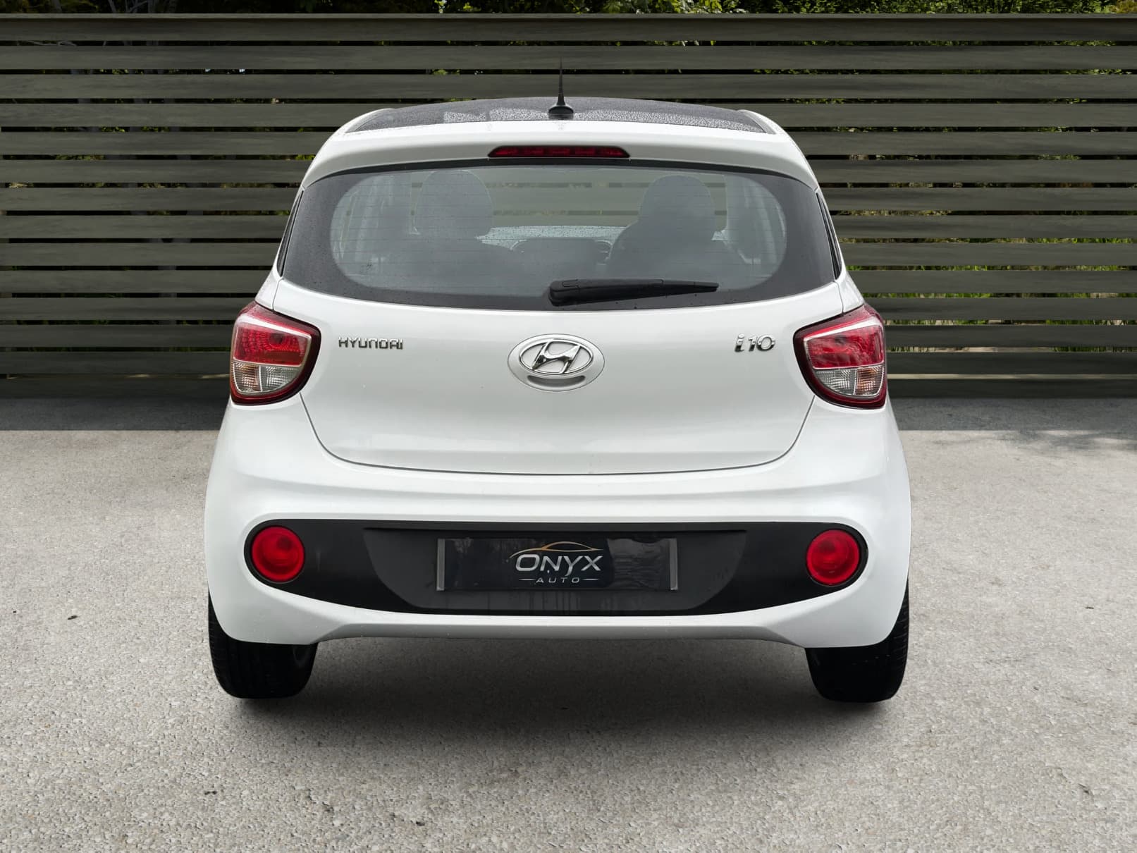 HYUNDAI i10 SE view 3