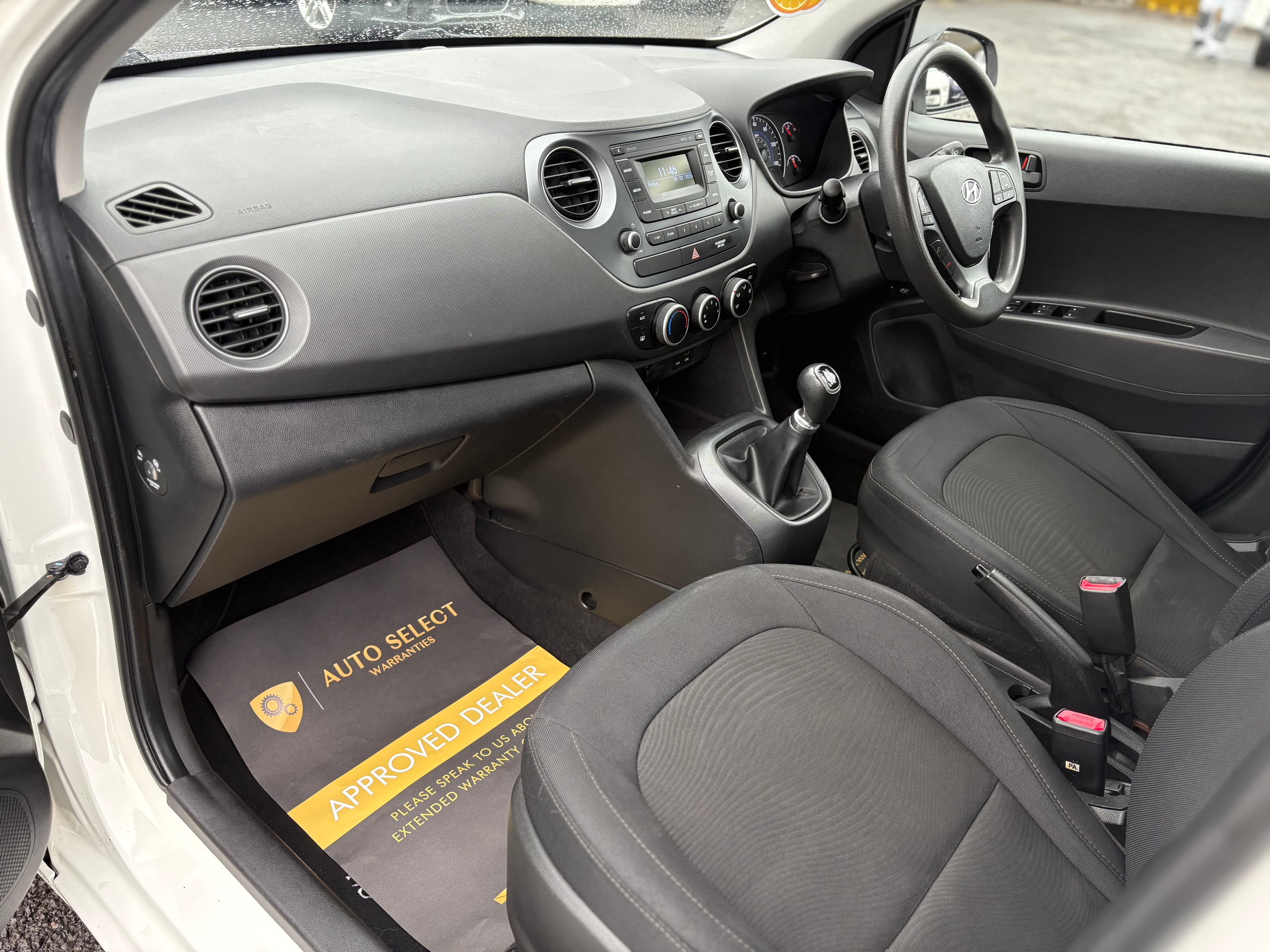 HYUNDAI i10 SE view 13