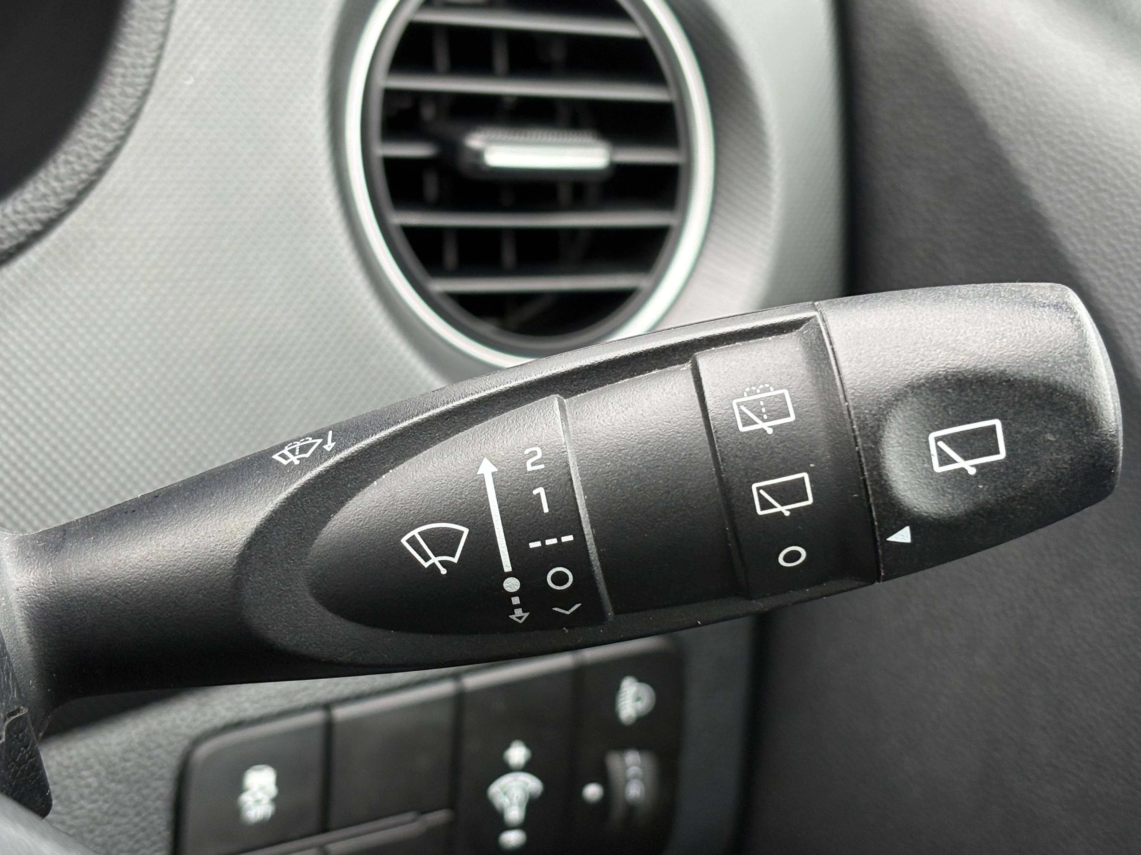 HYUNDAI i10 SE view 16