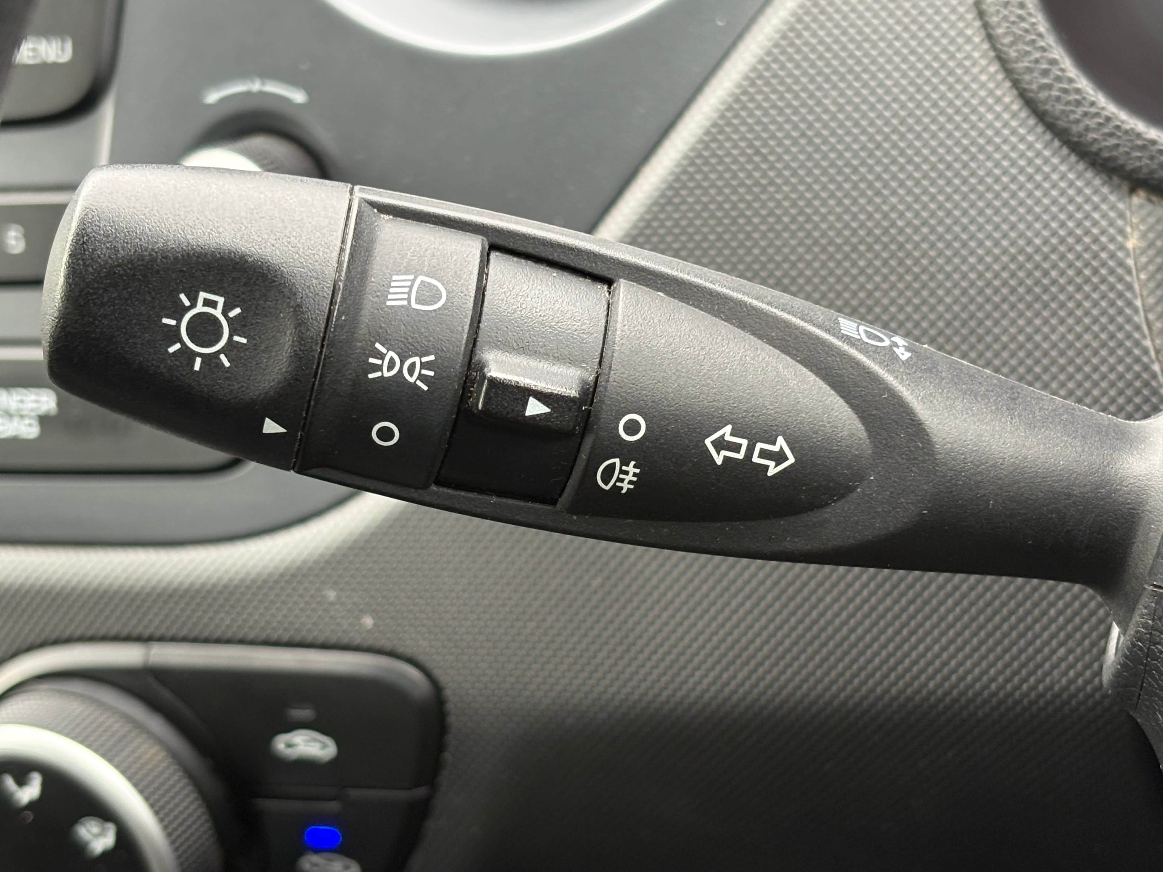 HYUNDAI i10 SE view 33