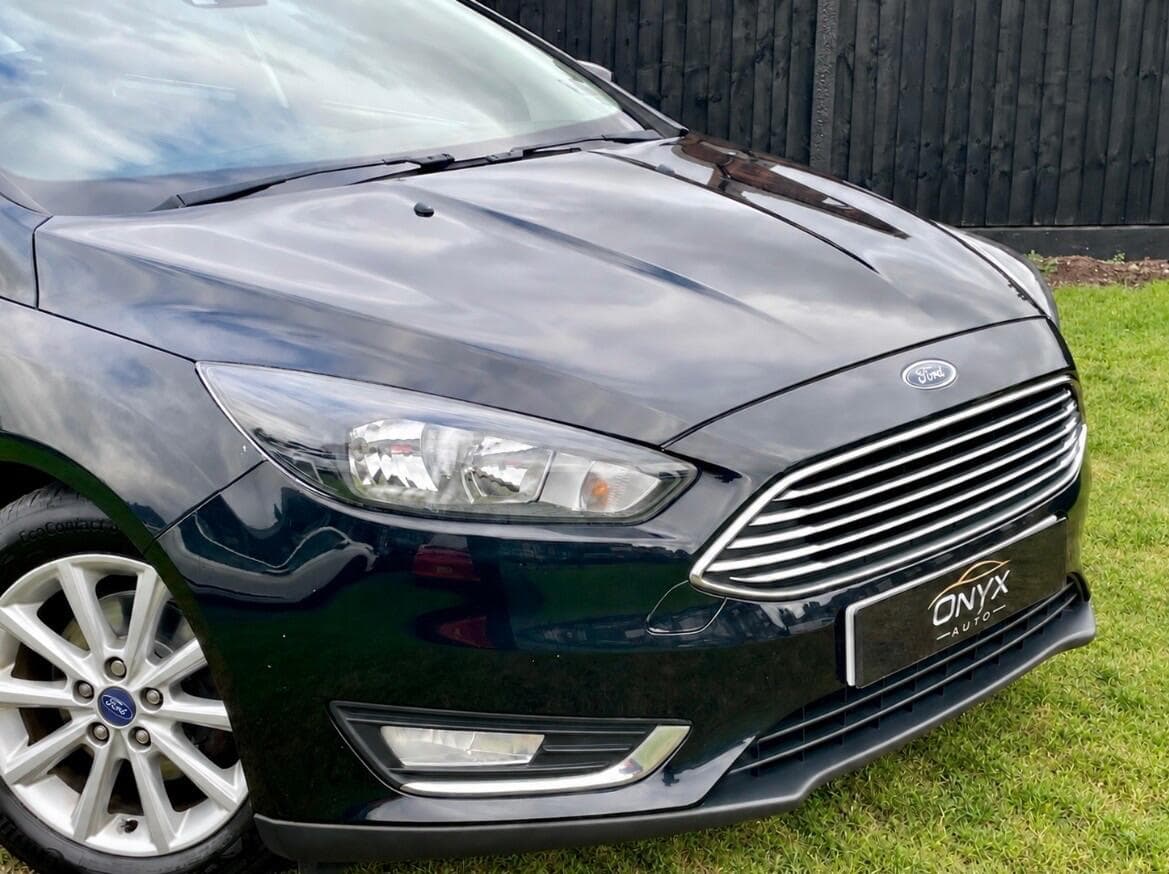 Ford Focus view 3
