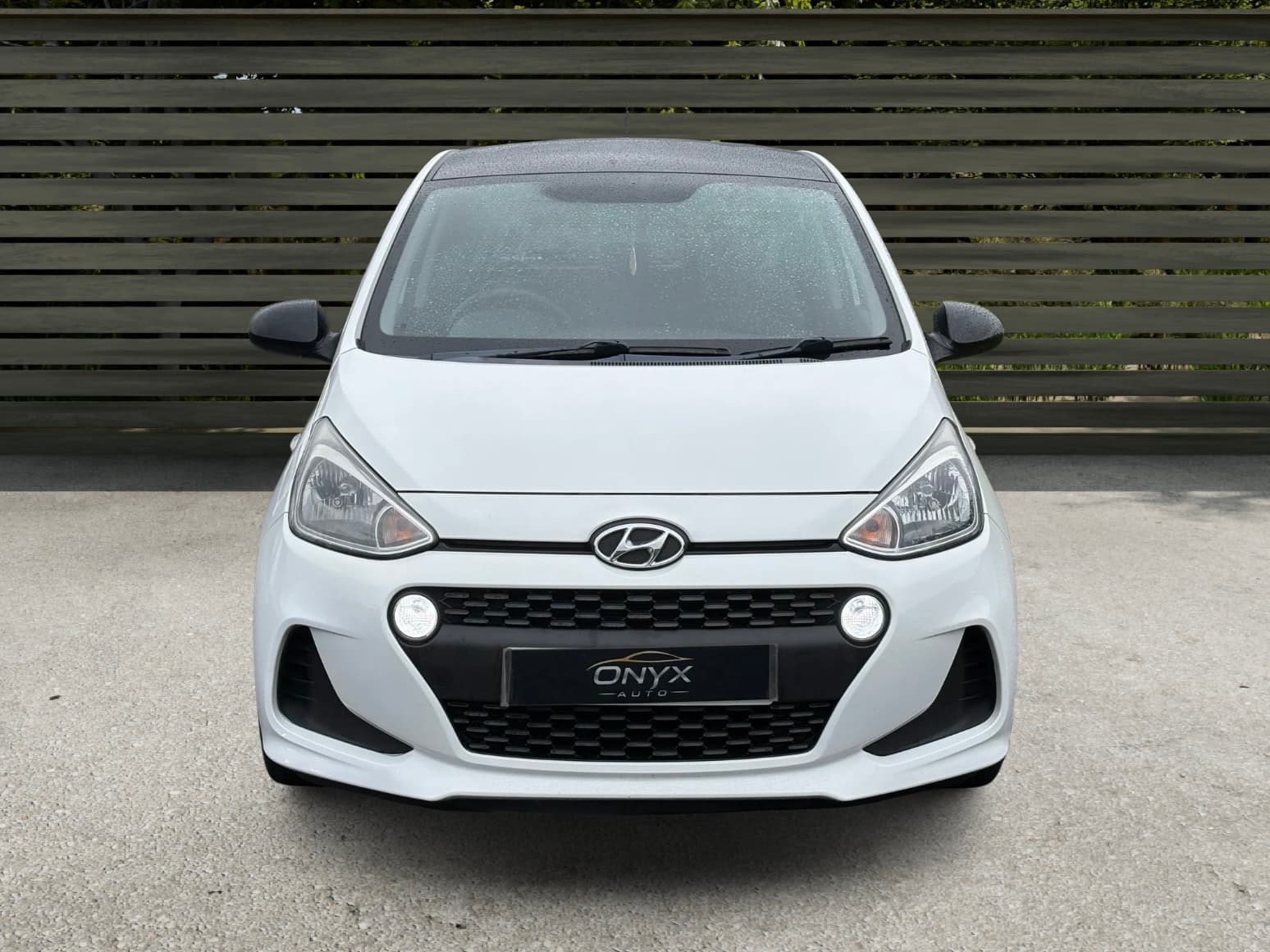 HYUNDAI i10 SE view 9