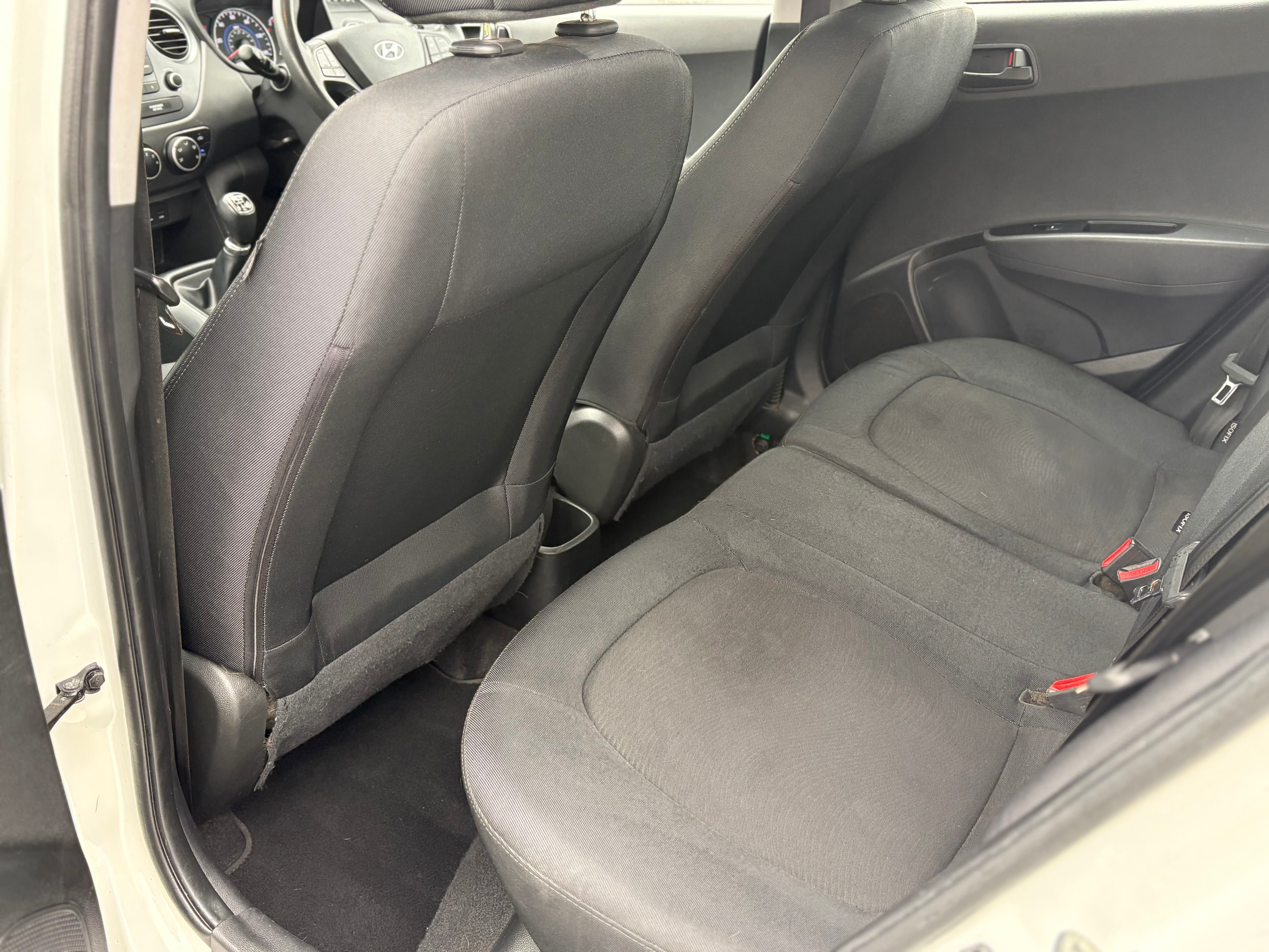 HYUNDAI i10 SE view 26