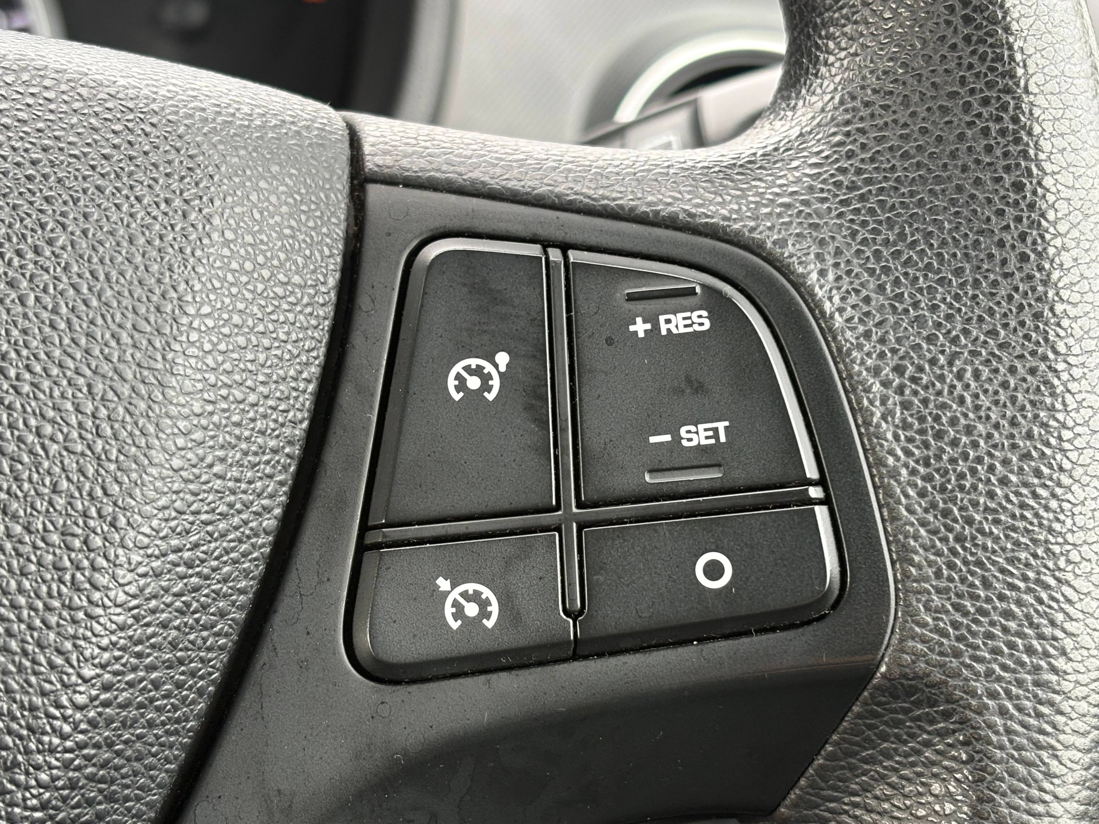 HYUNDAI i10 SE view 36